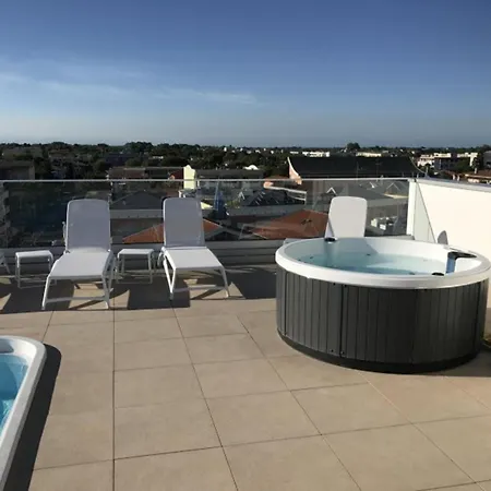 Apartment Sleek Modern With A Rooftop Pool *